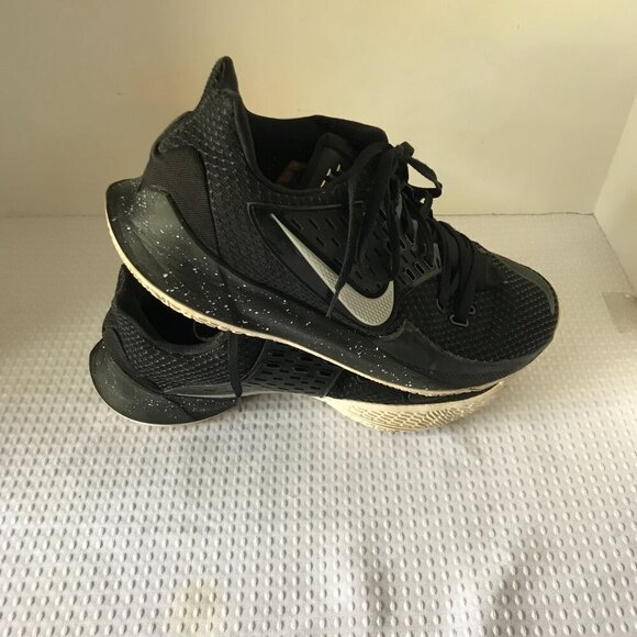 NIKE KYRIE LOW TOP MENS BASKETBALL SHOE SIZE 13